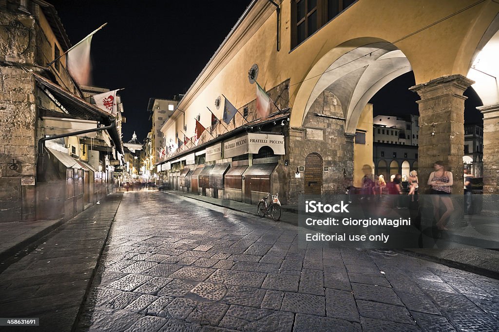 Ponte Vecchio puente en la noche, disfrute de la vida de la ciudad de Florencia - Foto de stock de Acera libre de derechos