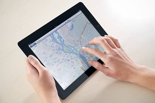 con google maps su apple ipad2 - portable information device human hand ipad google foto e immagini stock