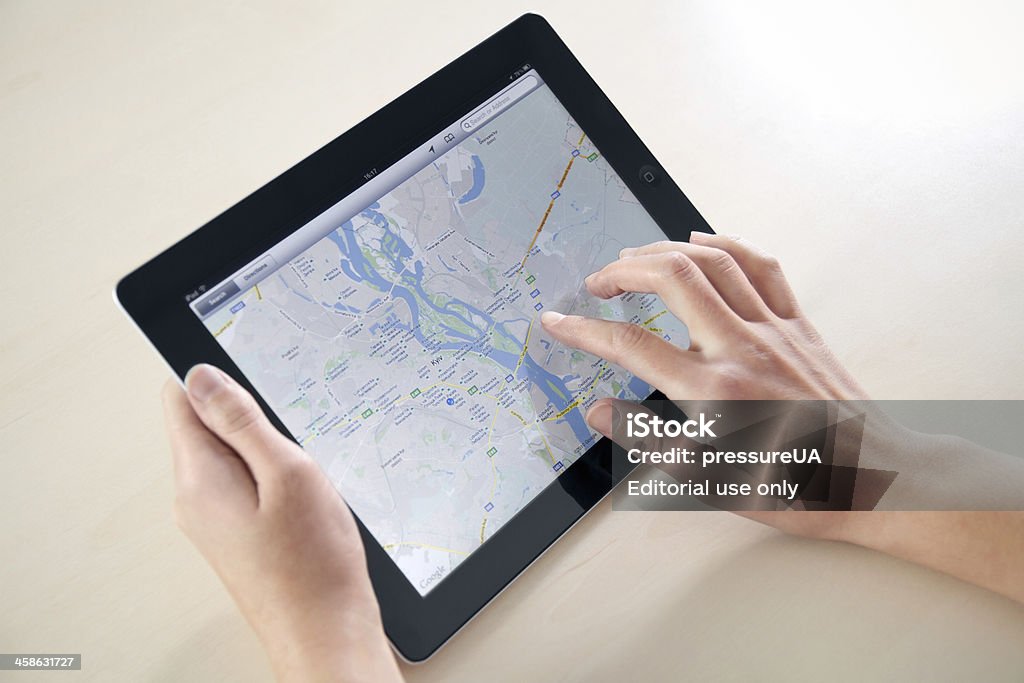 Za pomocą Google map na Apple iPadzie 2 - Zbiór zdjęć royalty-free (Mapa)