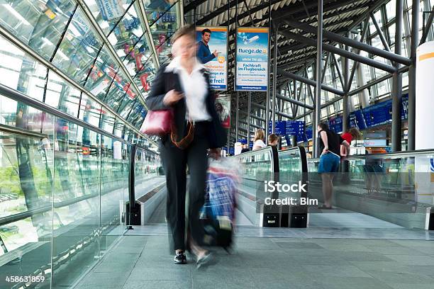 Joven Mujer Caminando En El Pasillo Del Aeropuerto De Viajeros Extracción De Equipaje Foto de stock y más banco de imágenes de Aeropuerto