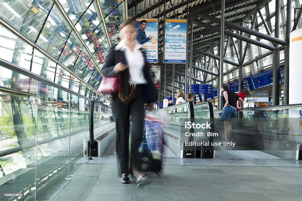 Jovem mulher de viajante andar no corredor, puxando a bagagem do aeroporto - Royalty-free Aeroporto Foto de stock