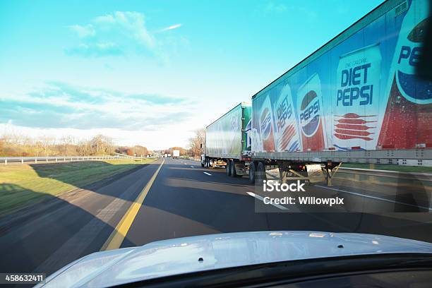 Photo libre de droit de Voiture En Passant Pepsi Concert Pour Les Camions À Remorque Sur La New York Thruway banque d'images et plus d'images libres de droit de État de New York