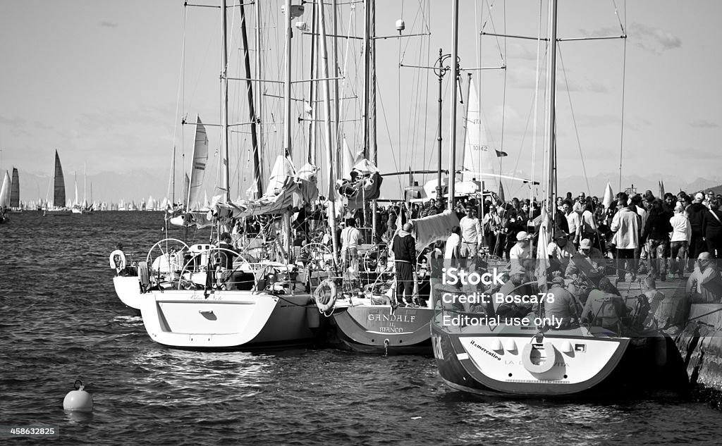Lungo Trieste Molo e barche a vela parcheggiate - Foto stock royalty-free di Acqua