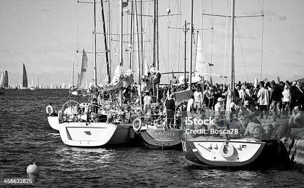 Lungo Trieste Molo E Barche A Vela Parcheggiate - Fotografie stock e altre immagini di Acqua - Acqua, Albero maestro, Andare in barca a vela