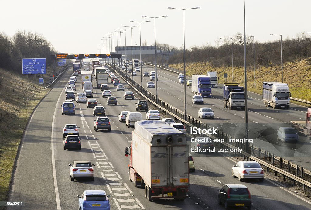 M 1 motorway を進み、忙しい朝のラッシュアワーレスターシャー - M1モーターウェイのロイヤリティフリーストックフォト