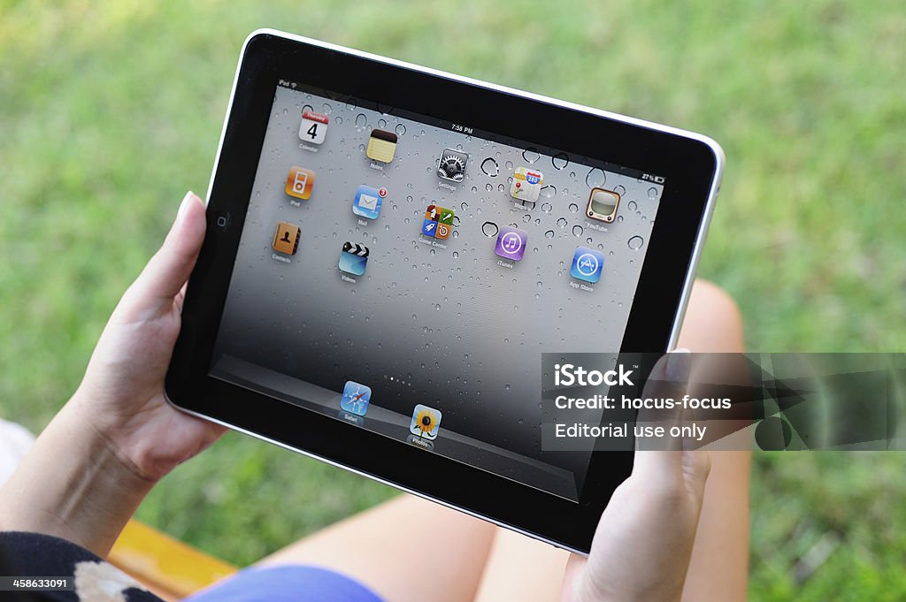 Verwendung von iPads im park - Lizenzfrei Gartenanlage Stock-Foto