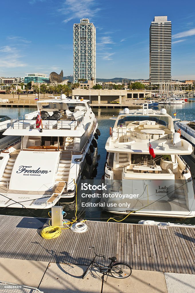 La Barceloneta beach marina Hotel Arts Barcelona Peix d'Or - Foto de stock de Arranha-céu royalty-free