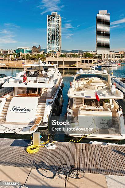 Foto de La Barceloneta Beach Marina Hotel Arts Barcelona Peix Dor e mais fotos de stock de Arranha-céu