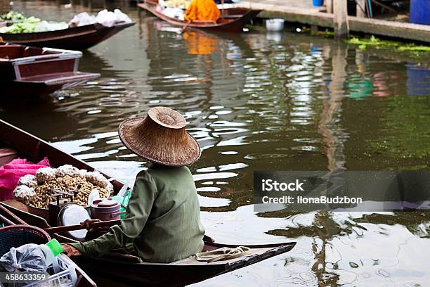 Mercado Flotante De Damnoen Saduak Tailandia Foto de stock y más banco de imágenes de Adulto - Adulto, Agua, Alimento