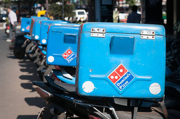 dominos pizza entrega bicicletas, goa, india - dominos pizza india asia food fotografías e imágenes de stock