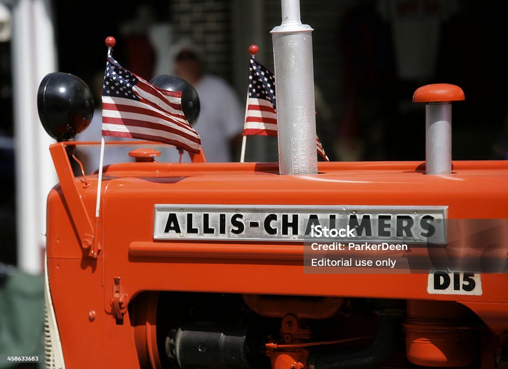 Allis-Chalmers trattore con bandiere americane in parata - Foto stock royalty-free di Bandiera degli Stati Uniti