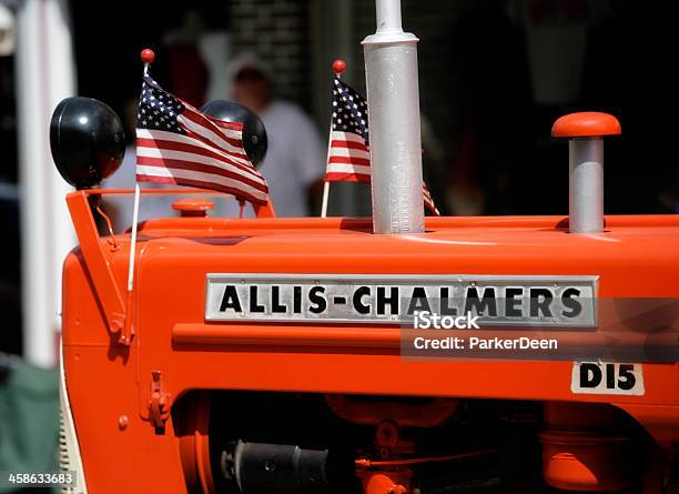 Allischalmers Trattore Con Bandiere Americane In Parata - Fotografie stock e altre immagini di Bandiera degli Stati Uniti