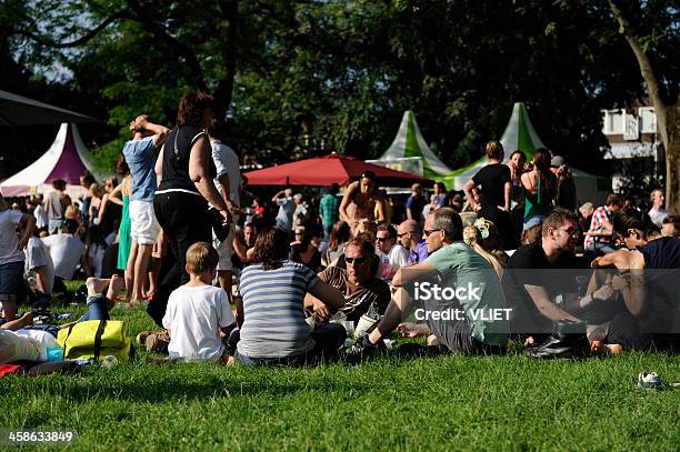 Foto de Os Visitantes Do Festival Wereldfeest Em Utrecht e mais fotos de stock de Festival de Música - Festival de Música, Concerto, Parque público