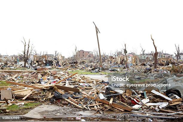 Joplin Missouri Mortal F5 Tornado Restos Foto de stock y más banco de imágenes de Joplin - Joplin, Tornado - Tormenta, Caos