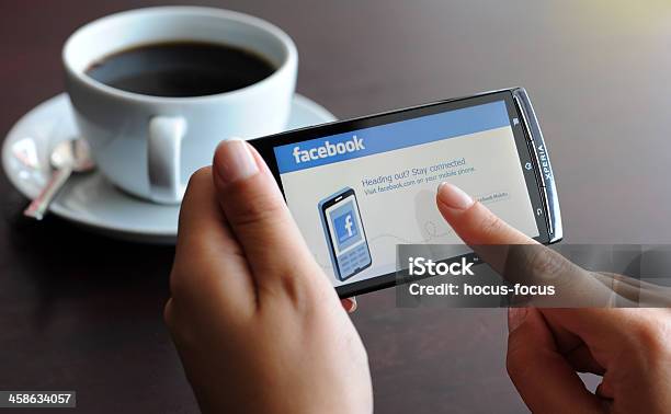 Facebook En Teléfono Inteligente Foto de stock y más banco de imágenes de .com - .com, Accesibilidad, Adulto