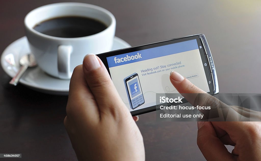 Facebook no telefone inteligente - Foto de stock de .com royalty-free