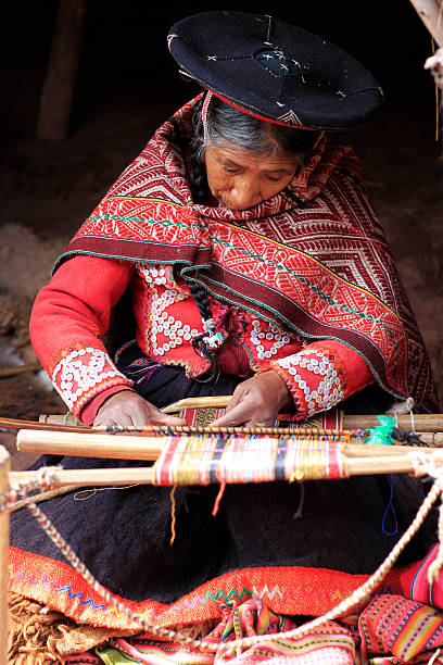 quechua mujer weaving - quechuas lamistas fotografías e imágenes de stock