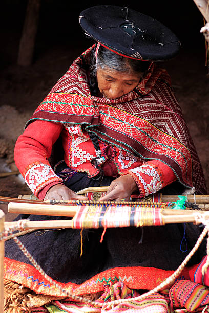 quechua donna tessere - quechuas lamistas foto e immagini stock
