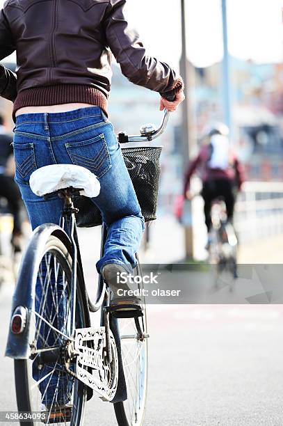 Vecchia Bicicletta Nel Traffico Classico - Fotografie stock e altre immagini di Abbigliamento casual - Abbigliamento casual, Adulto, Autunno