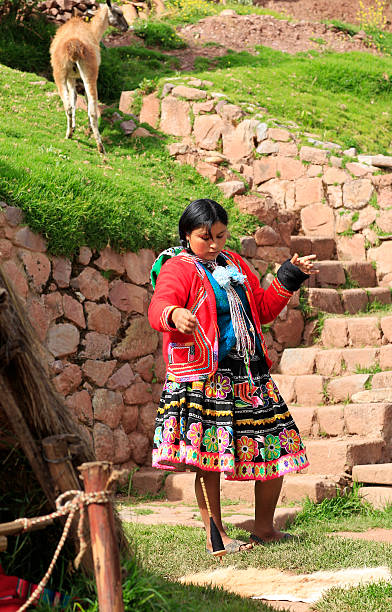 quechua woman spinning alpaca de fibra - quechuas lamistas fotografías e imágenes de stock