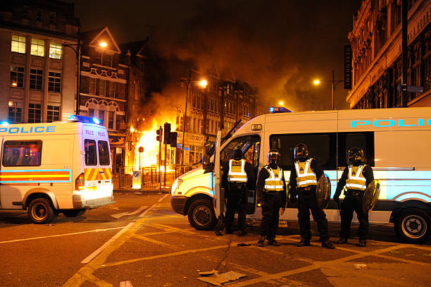 rassenunruhen von london - bereitschaftspolizist stock-fotos und bilder