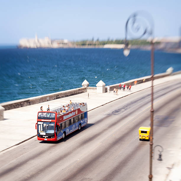 habana bus tour no malecón, havana, cuba. - lensbaby - fotografias e filmes do acervo