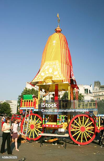 Trafalgar Square Em Londres Inglaterra - Fotografias de stock e mais imagens de Amarelo - Amarelo, Ao Ar Livre, Capitais internacionais