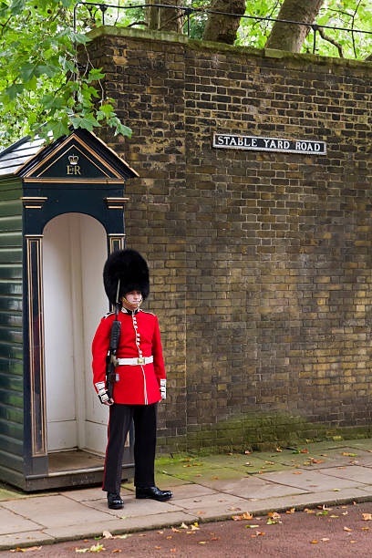 royal guard london stabile yard - prince of wales stock-fotos und bilder