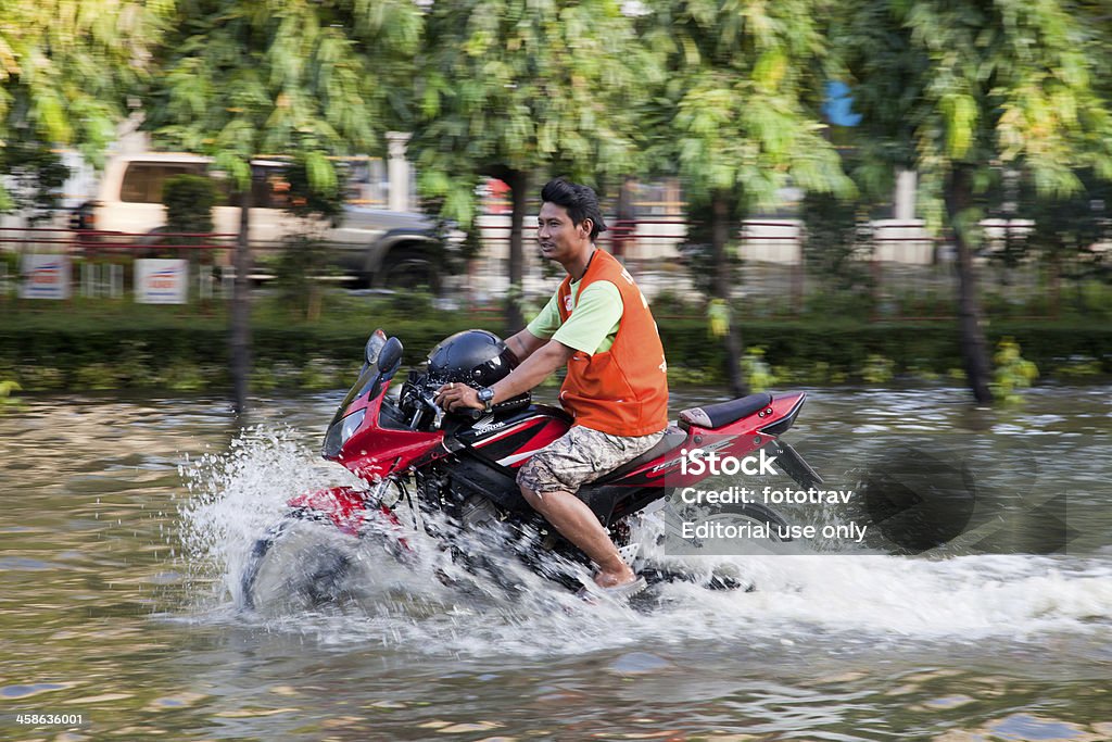 Tailandia inundaciones-Moto Taxi en ilumina street - Foto de stock de 2011 libre de derechos