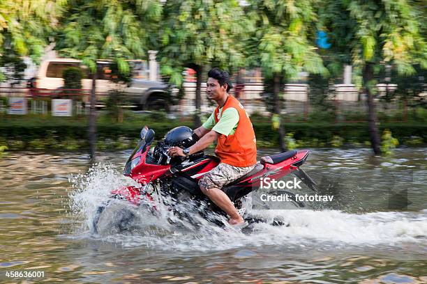 Tailandia Inundacionesmoto Taxi En Ilumina Street Foto de stock y más banco de imágenes de 2011 - 2011, Accidentes y desastres, Adulto