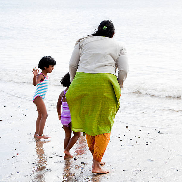 famille asiatique en bord de mer - wales beach editorial people photos et images de collection