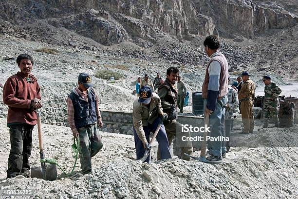 Indian Road Trabalhadores De Ladakh - Fotografias de stock e mais imagens de Adulto - Adulto, Adulto de idade mediana, Ao Ar Livre