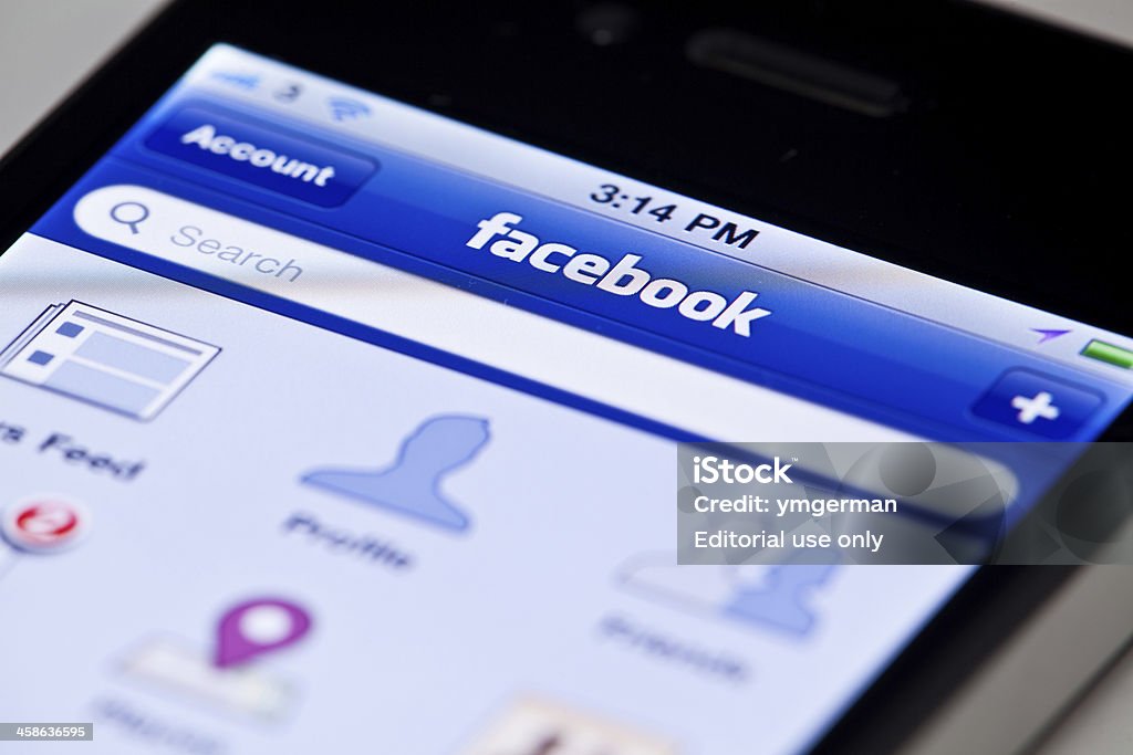 Pantalla principal de la aplicación de Facebook en el iPhone 4 - Foto de stock de Aparato de telecomunicación libre de derechos