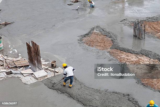 Photo libre de droit de Travaillant Au Chantier De Construction banque d'images et plus d'images libres de droit de Malaisie - Malaisie, Ouvrier du bâtiment, Béton