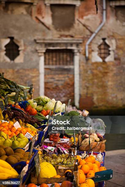 Foto de Frutas E Vegetais Frescos Para Venda Em Veneza e mais fotos de stock de Mercado - Espaço de Venda no Varejo - Mercado - Espaço de Venda no Varejo, Veneza - Itália, Antigo