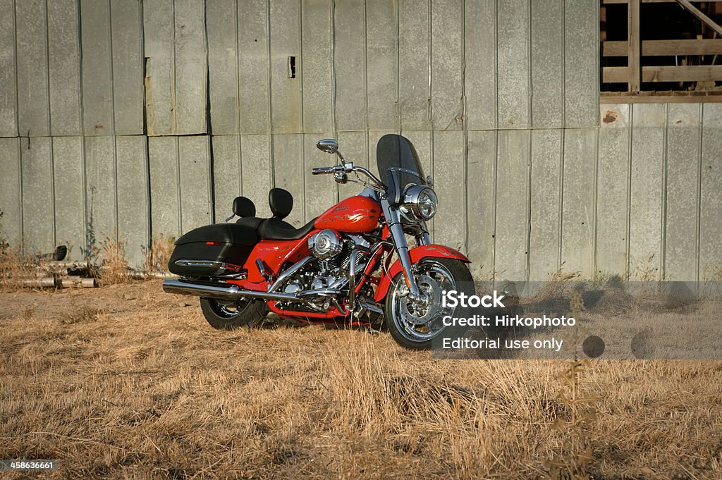 Harley estacionar en el camino lateral y horizontal - Foto de stock de Accesorio de cabeza libre de derechos