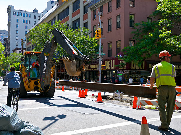 transportando um feixe de aço, reparos na estrada na cidade de nova york - editorial shadow new york city manhattan - fotografias e filmes do acervo