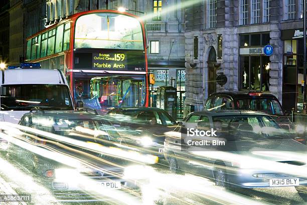 Tráfico En Regent Street At Night Londres Reino Unido Foto de stock y más banco de imágenes de Atestado