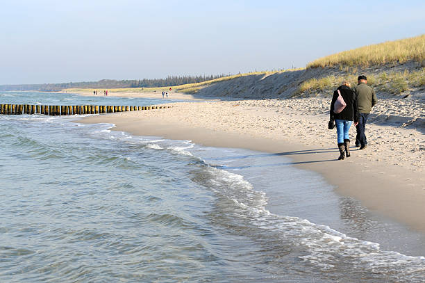 coppia a piedi alla spiaggia di darss penisole accanto a wustrow - bohlen foto e immagini stock