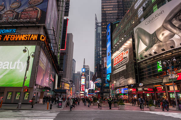 new york: persone camminare a time square - chrysler building grand central station built structure midtown manhattan foto e immagini stock