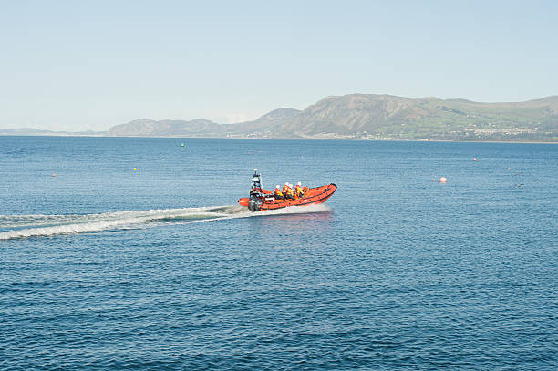 rnli chaloupe lancement - wales beach editorial people photos et images de collection