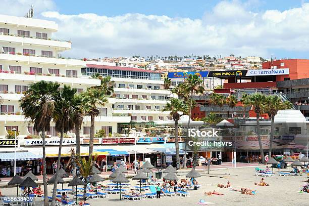 Spiaggia E Paesaggio Urbano Di Playa De Las Americas Tenerife Spagna - Fotografie stock e altre immagini di Abbronzarsi