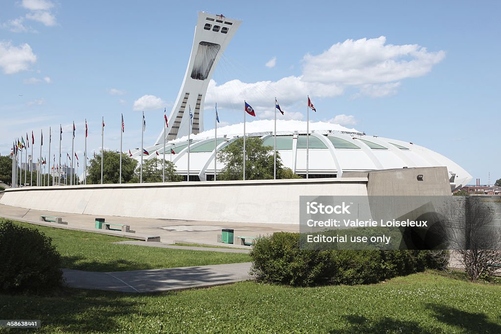 Montreal Stadion olimpijski i Flagi międzynarodowe - Zbiór zdjęć royalty-free (Architektura)