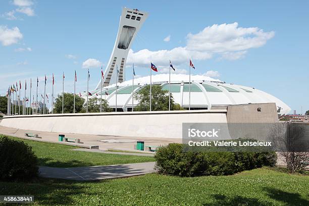 Montreal Stadion Olimpijski I Flagi Międzynarodowe - zdjęcia stockowe i więcej obrazów Architektura - Architektura, Bez ludzi, Edytorski