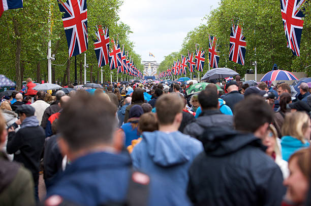 толпа мероприятие на торговый центр после queen's алмазный юбилей процессия - queen jubilee crowd london england стоковые фото и изображения