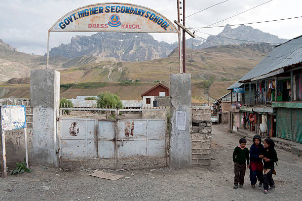 dzieci w pobliżu szkoły średniej w północnych indii - india mountain child people zdjęcia i obrazy z banku zdjęć