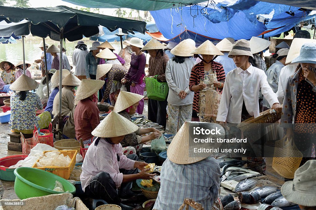 Donne a Hoi An Mercato del pesce In Vietnam - Foto stock royalty-free di Adulto