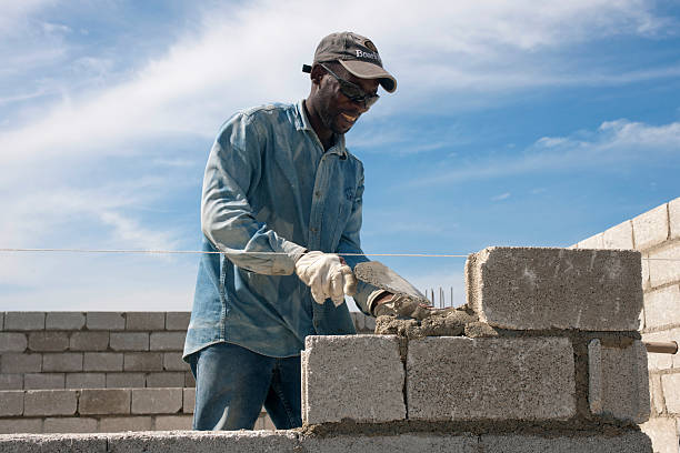 pedreiro construção de uma casa - brick cement bricklayer construction imagens e fotografias de stock