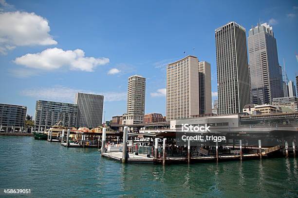 Circular Quay Sydney Ferries Estação Ferroviária E Edifícios De Escritórios - Fotografias de stock e mais imagens de Ao Ar Livre