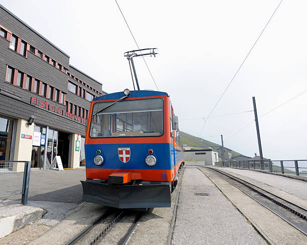tren en la estación de ferrocarril de vetta las montañas en monte generoso suiza - vetta fotografías e imágenes de stock